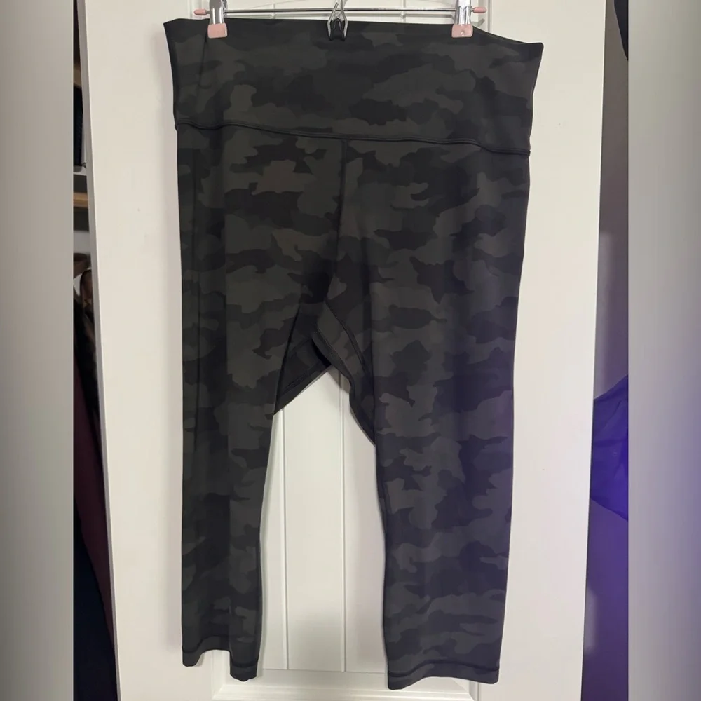 lululemon athletica ALIGN HIGH RISE CROP 21” Camo Leggings - Picture 1 of 7